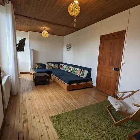 Grande Batisse Conviviale Avec Espace Detente, Fibre Haut Debit Et Proximite Des Commodites - Fr-1-582-21 *